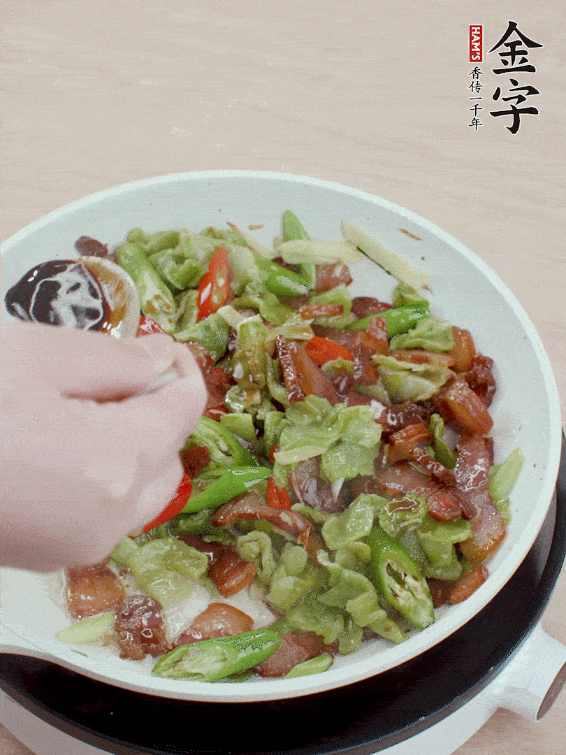 2勺生抽調(diào)味，最后撒蒜葉。