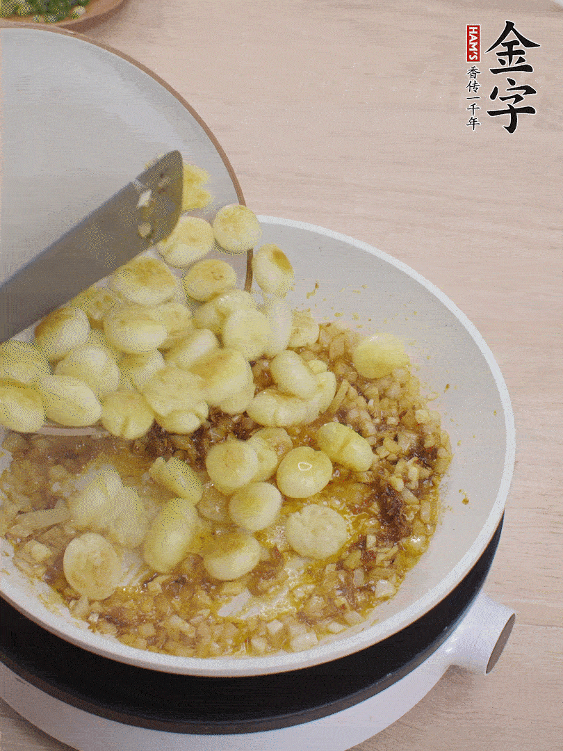 下小土豆翻炒均勻。