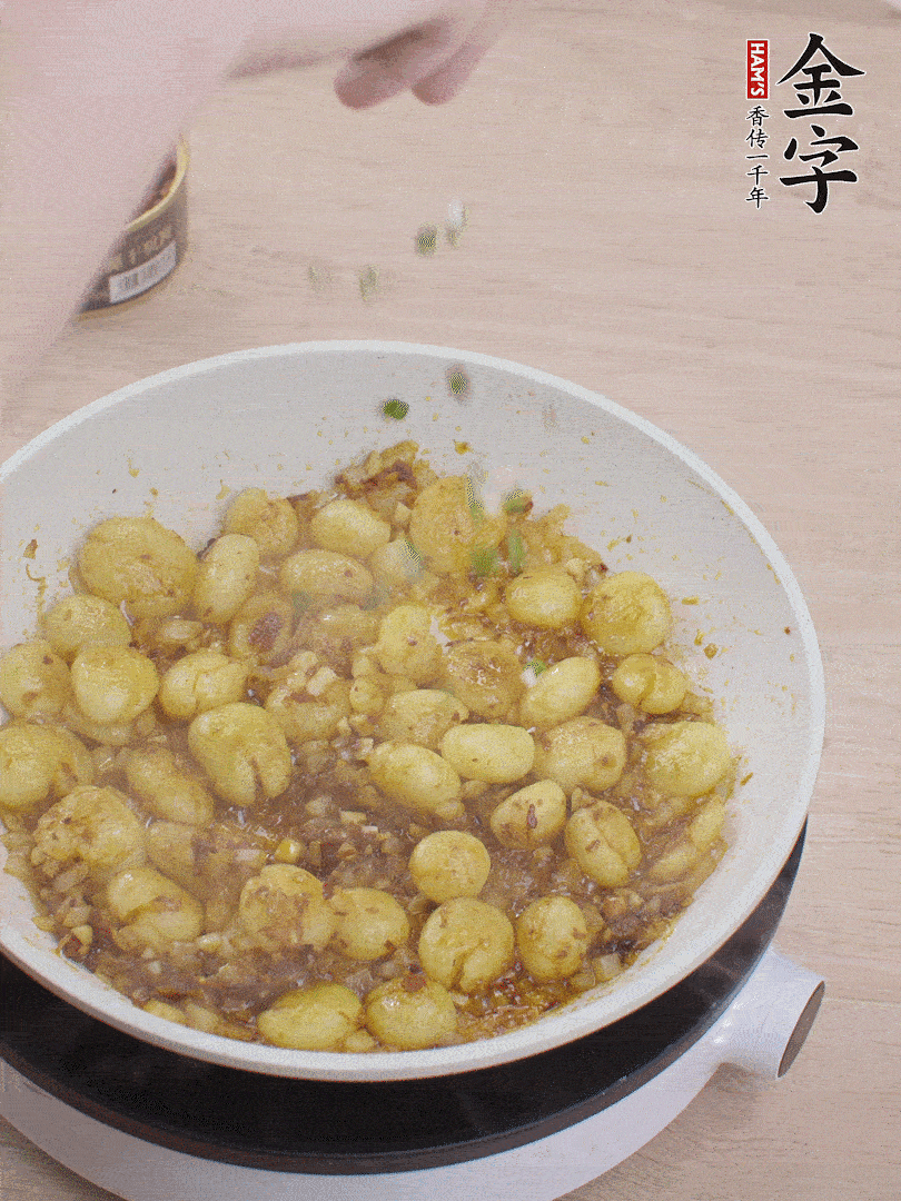 撒上蔥花。