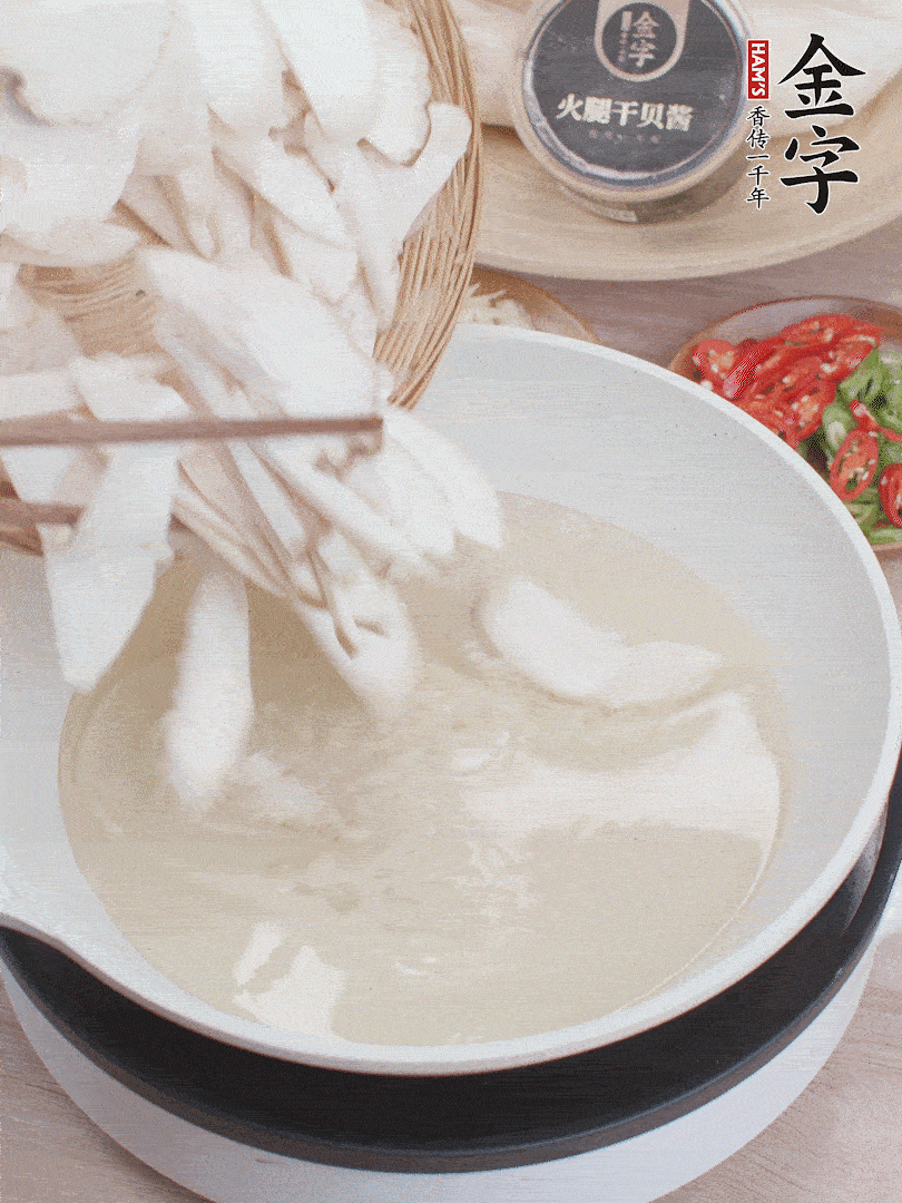 杏鮑菇切成片，油溫7層熱炸2分鐘。