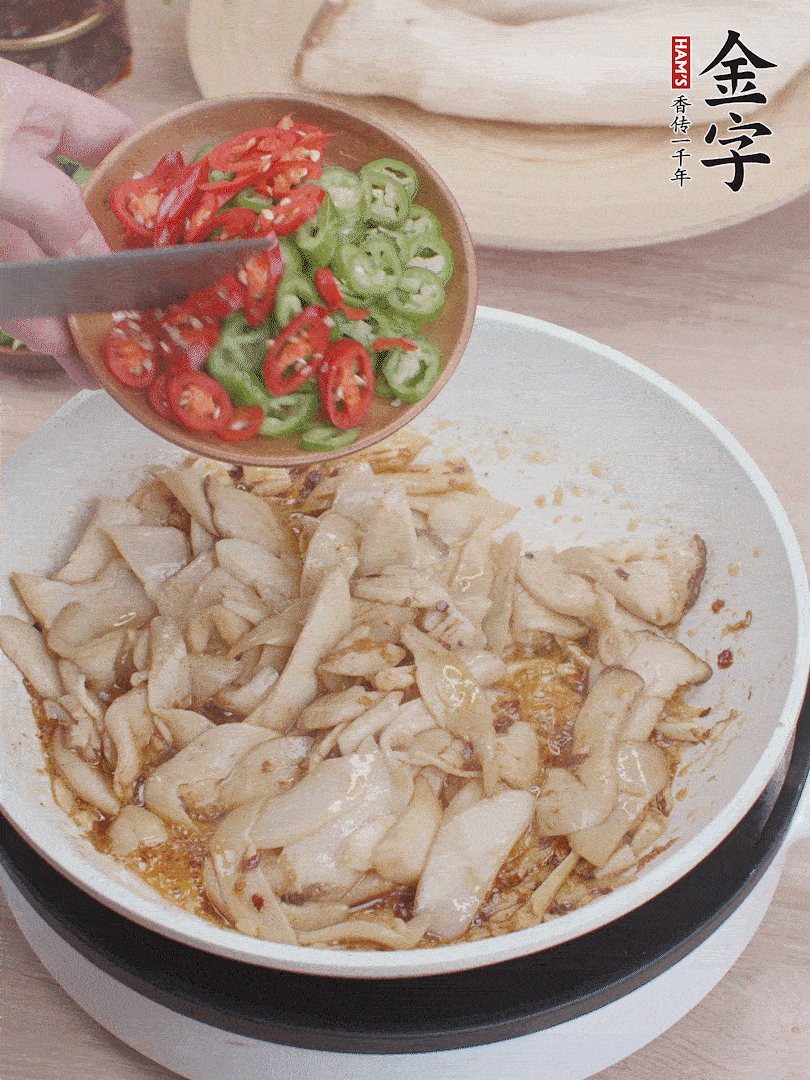 下杏鮑菇、青紅辣椒炒出香味。