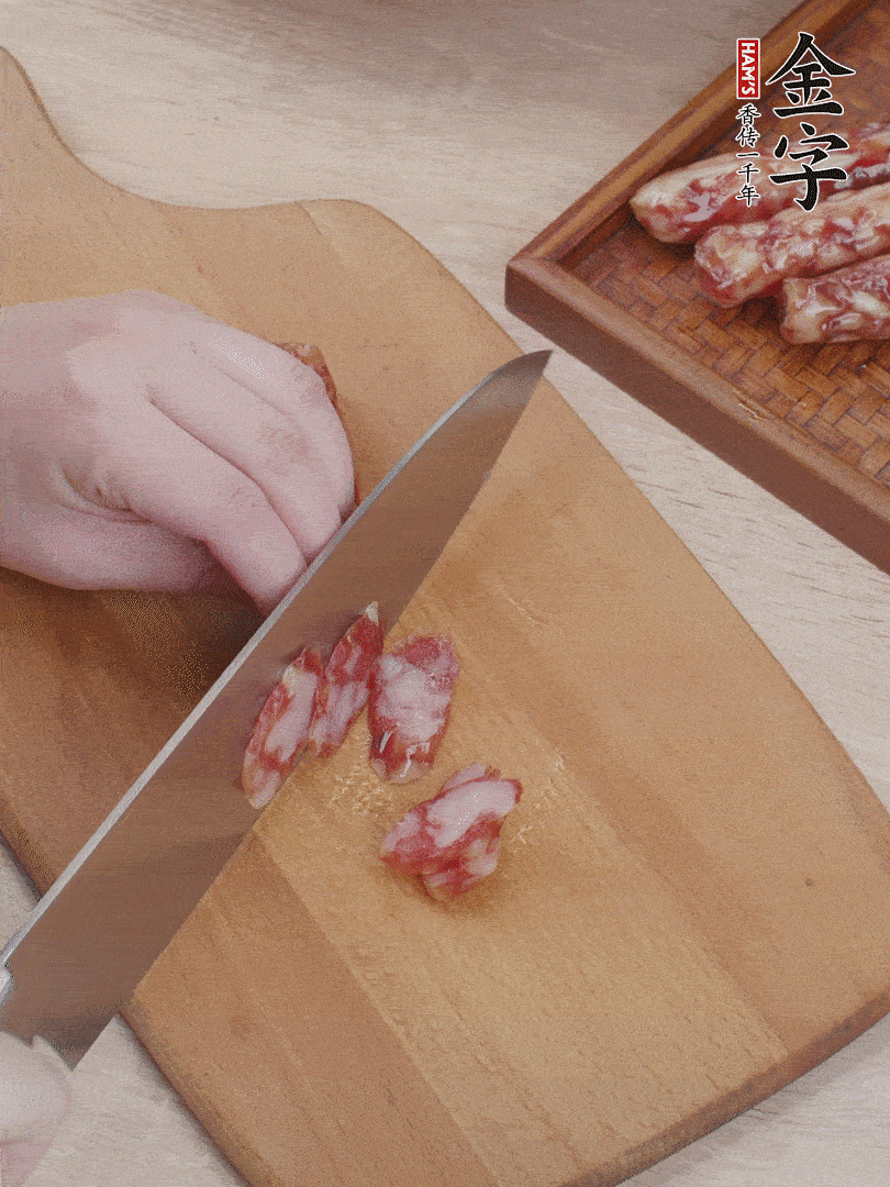 金字香腸斜切片，芹菜切段，小洋蔥切絲，綠菜椒切小塊。