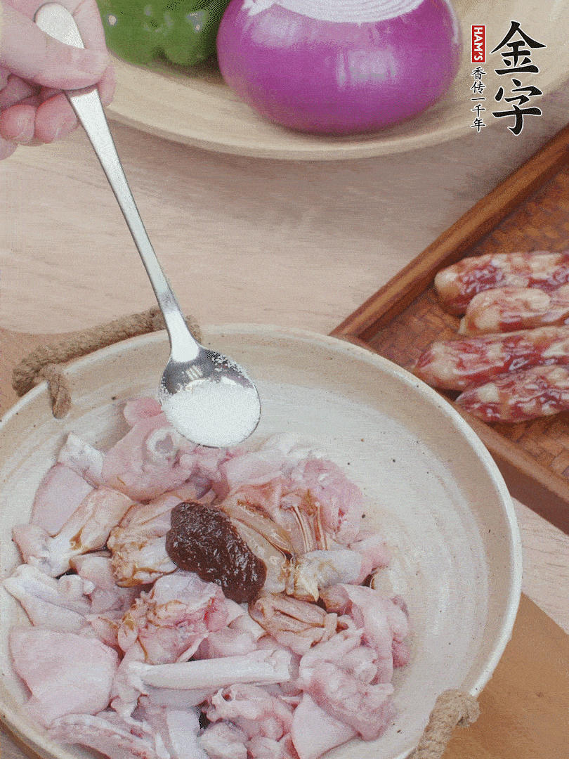 牛蛙塊加1勺柱候醬、1勺生抽、1/3勺白砂糖腌漬20分鐘。