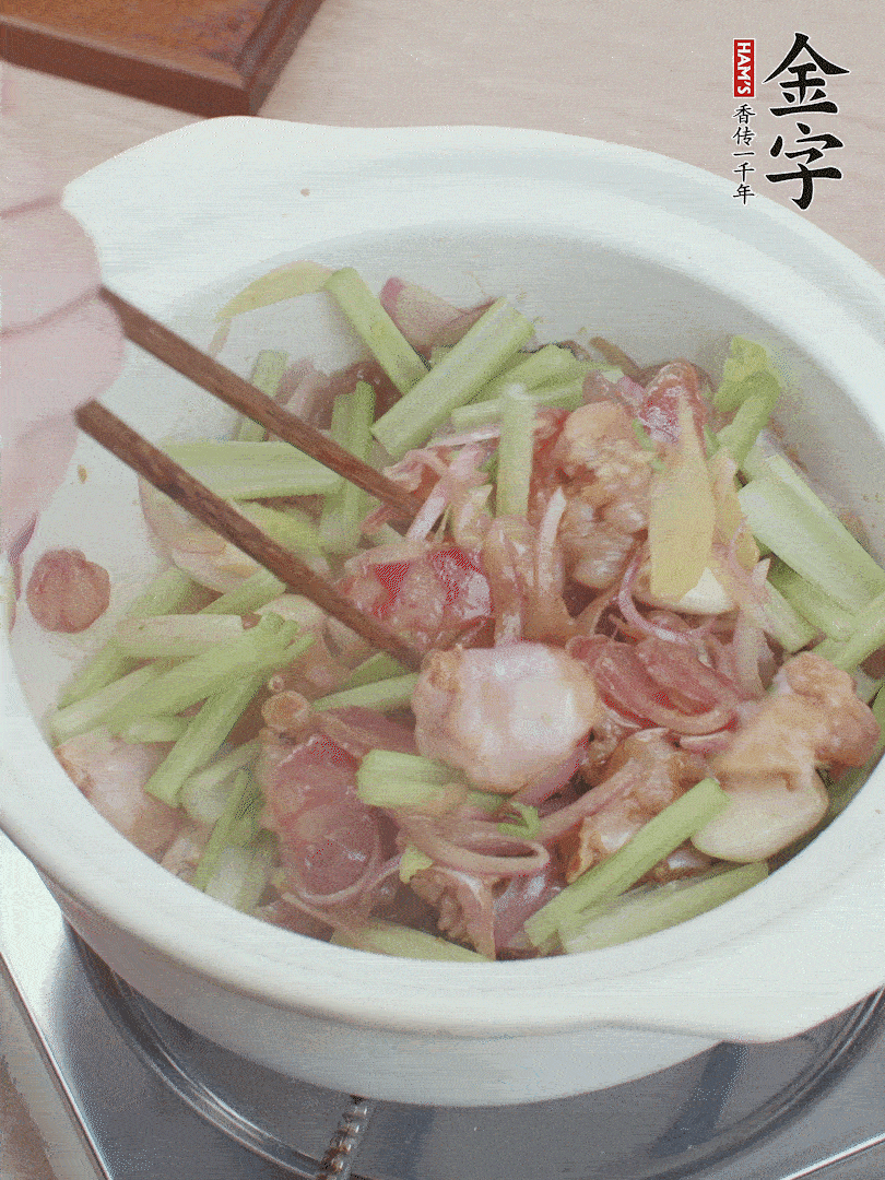 下牛蛙、芹菜、香腸翻炒。