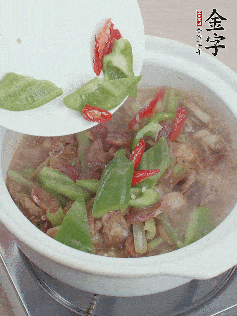 下綠菜椒，翻炒1分鐘。