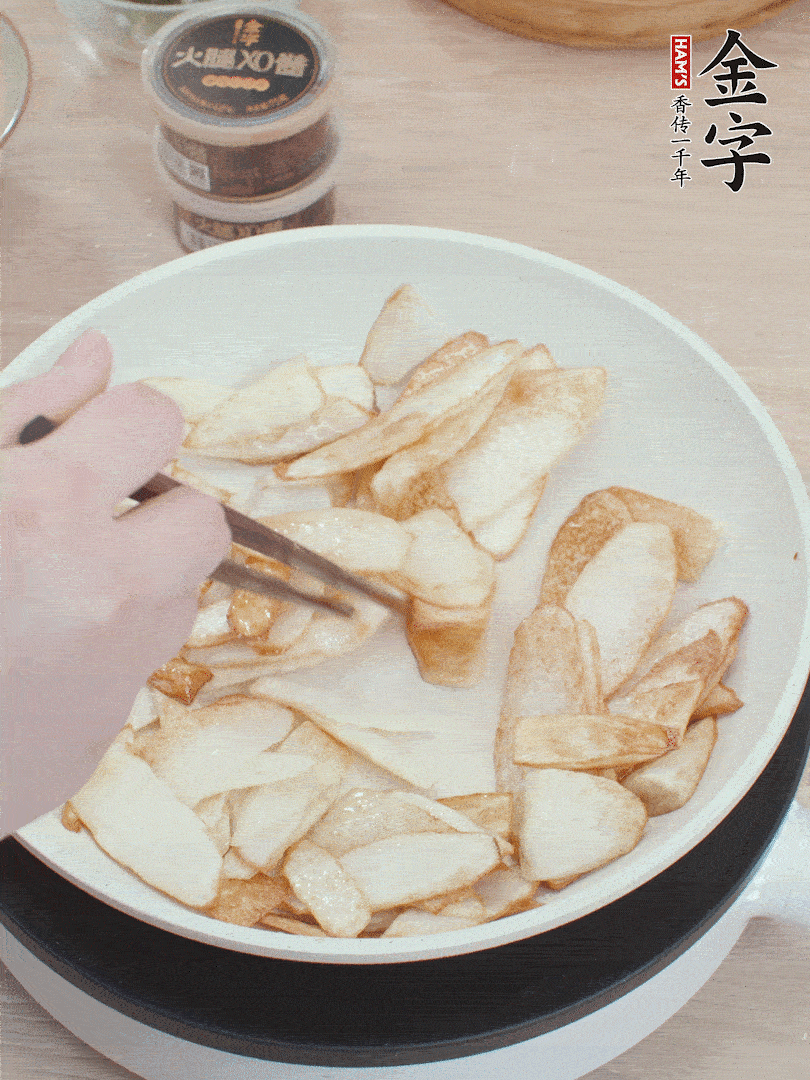 鍋中熱油，山藥煎至兩面金黃。