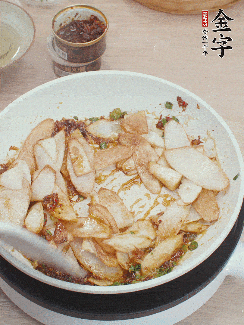 下山藥炒勻，撒蔥花。