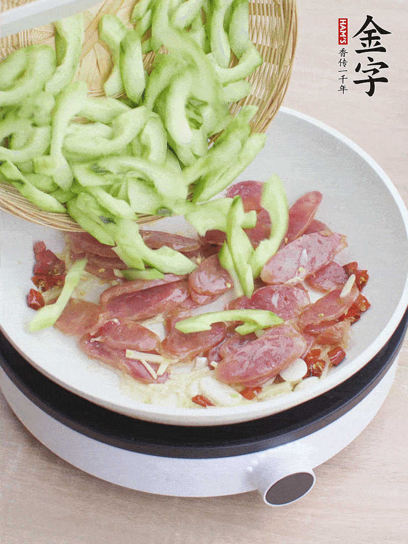 下香腸煸出油脂，放黃瓜翻炒。