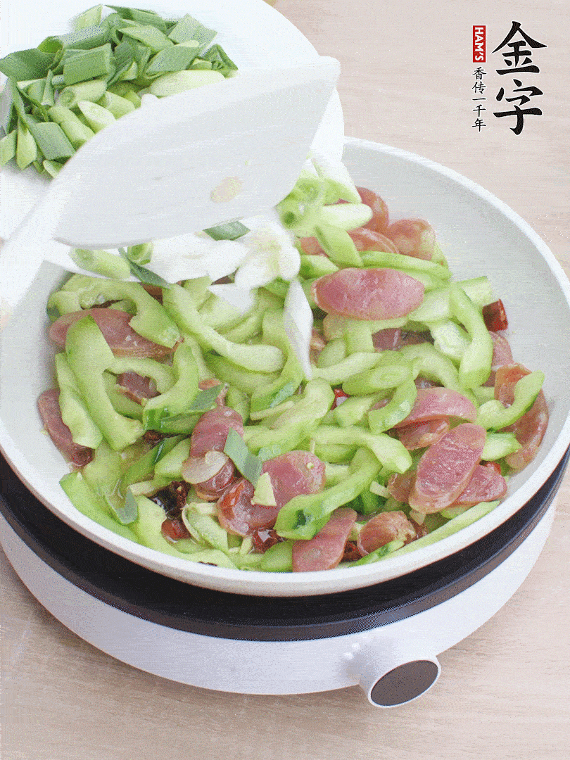 下青蒜翻炒。