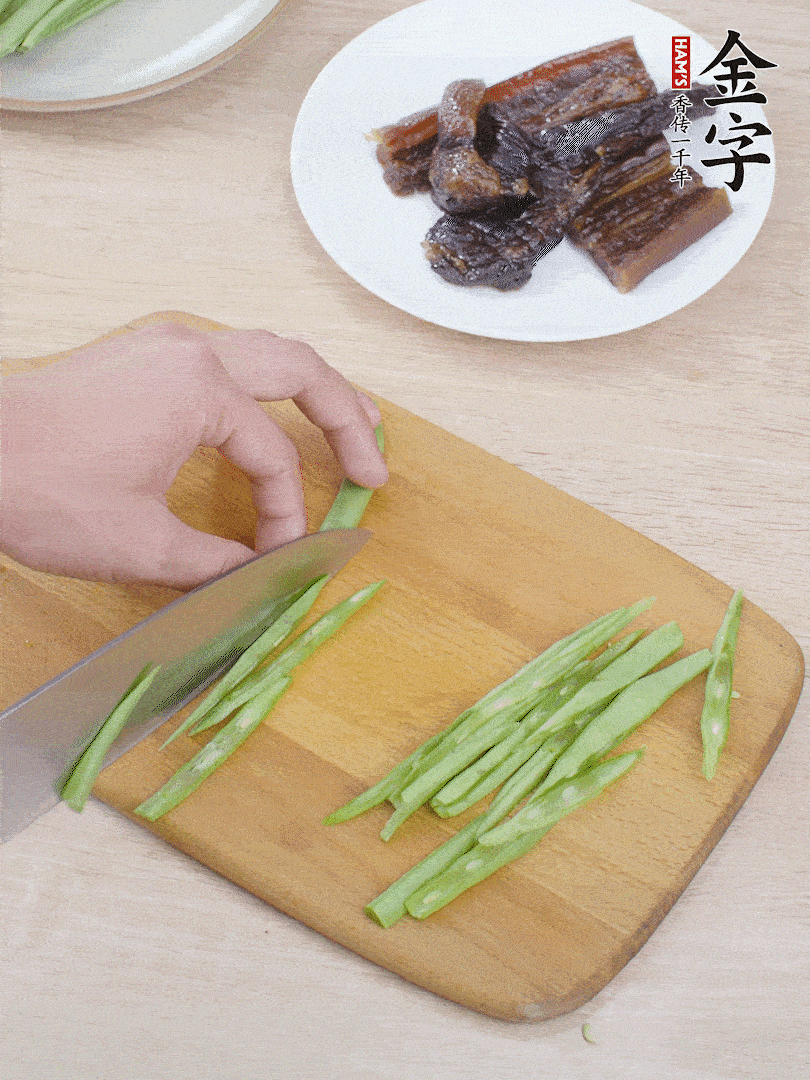 四季豆切絲。