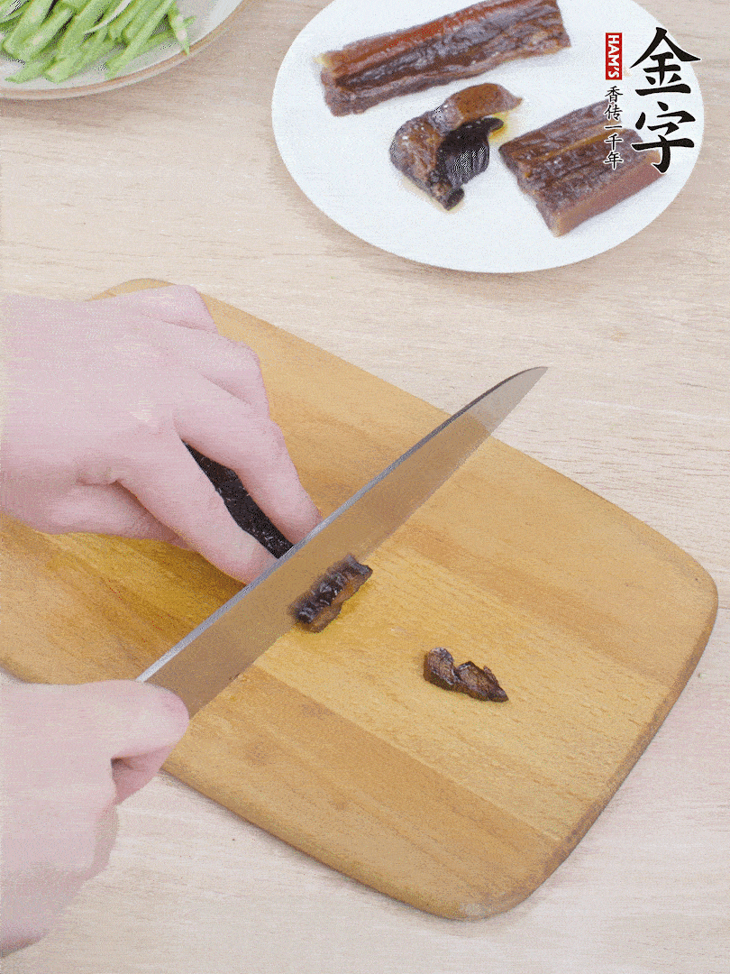 提前煮好的金字醬油肉切片。