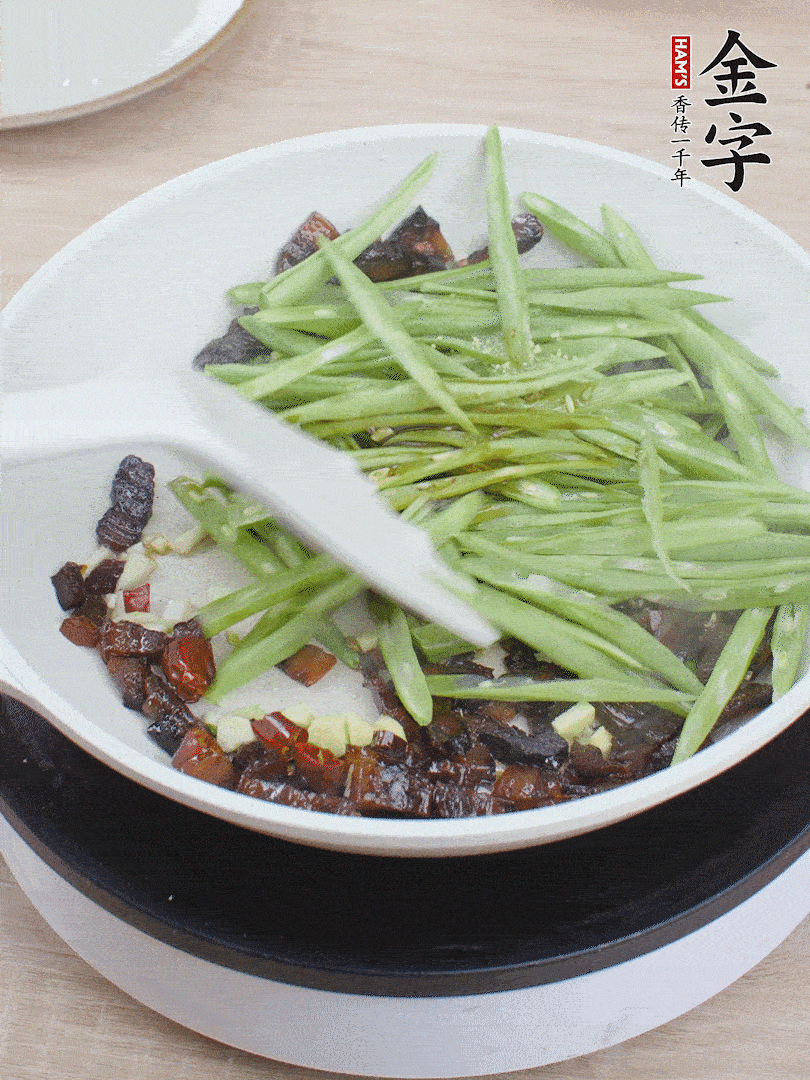 下豆角，生抽、雞精調(diào)味，炒到斷生。