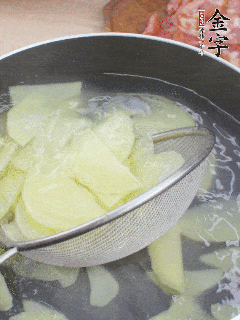 土豆去皮切片，汆燙1分鐘。香腸切薄片。