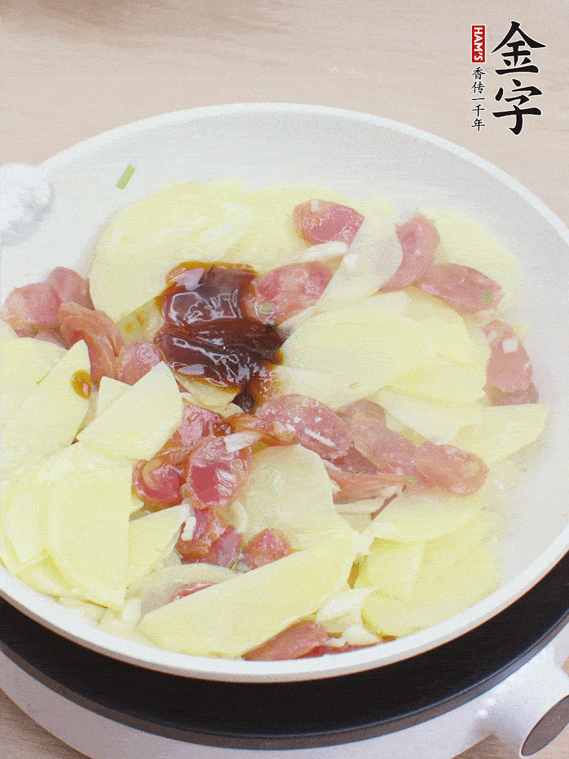 下土豆片，1勺生抽、1勺蠔油、1/3勺鹽、1/3勺糖炒至入味。