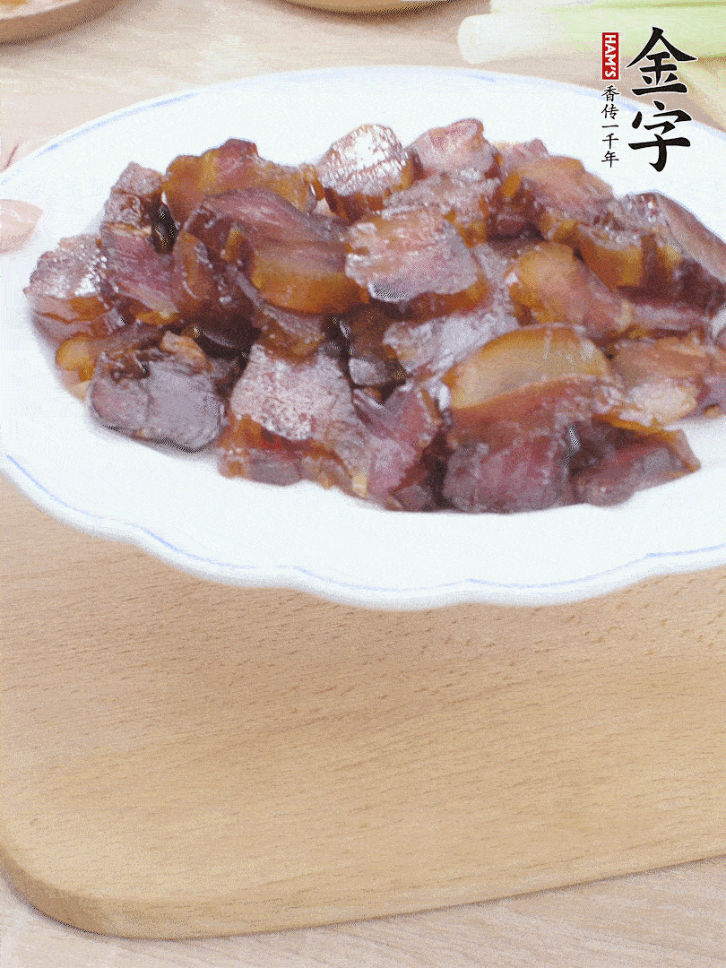 金字醬油肉水煮15分鐘，切薄片。