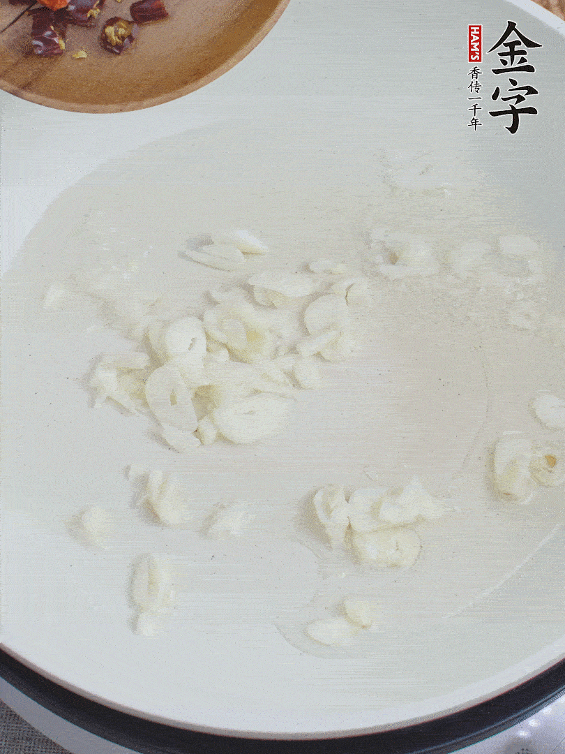 藕去皮，切成1cm見方的丁，放入清水浸泡。美人椒切圈。蒜切成末。