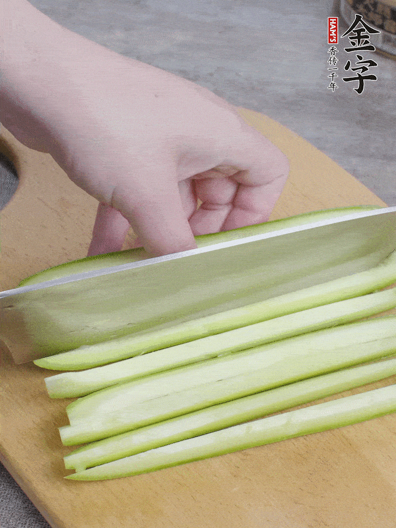 西葫蘆對(duì)半切，去瓤切條。