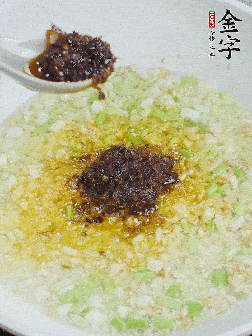 下蔥姜、1大勺金字火腿大師醬爆香。