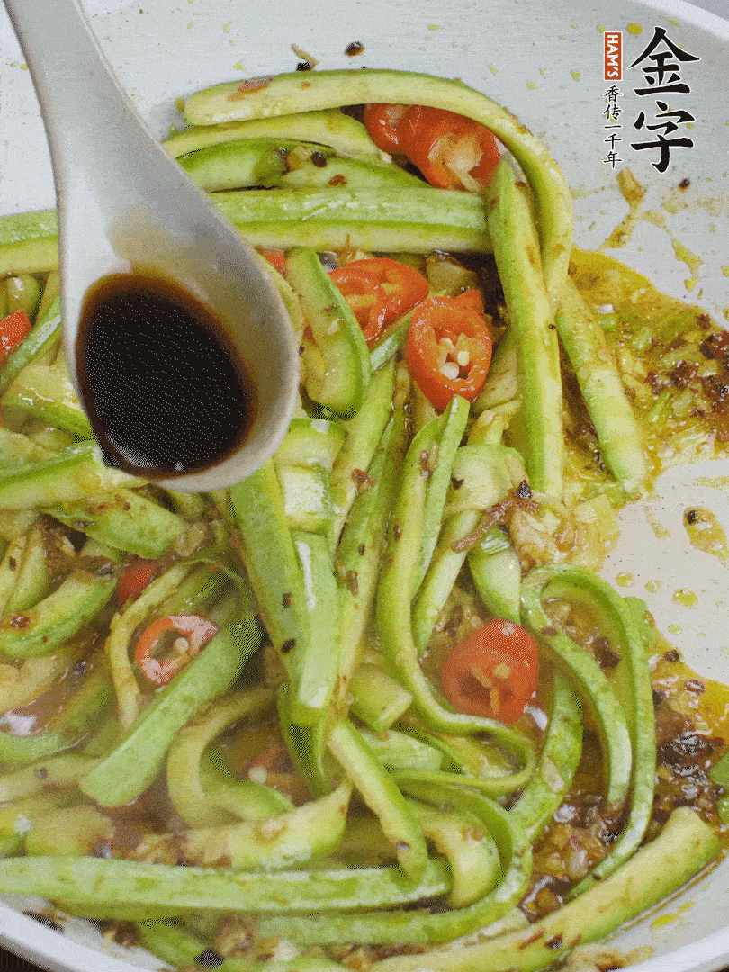 下西葫蘆，加1勺生抽、半勺蠔油、辣椒圈翻炒至斷生。