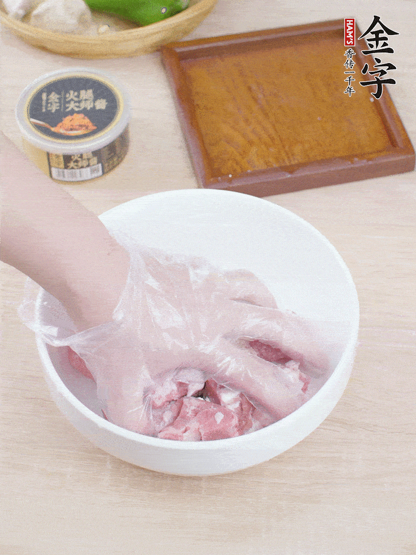 豬小排，加1勺料酒、1勺蠔油、1/3勺白胡椒粉、淀粉，抓拌均勻腌漬30分鐘。青椒去蒂去籽切塊。洋蔥去皮切塊。