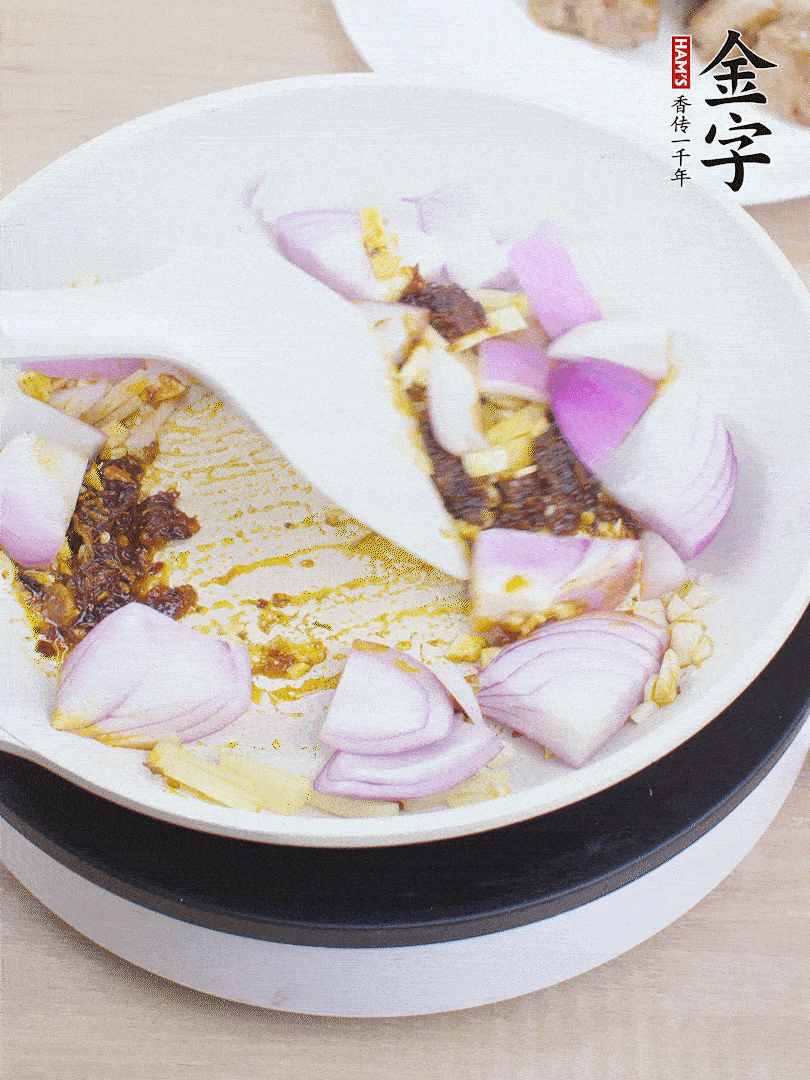 另起一鍋，姜、蒜末、1勺金字火腿大師醬、洋蔥塊炒香。