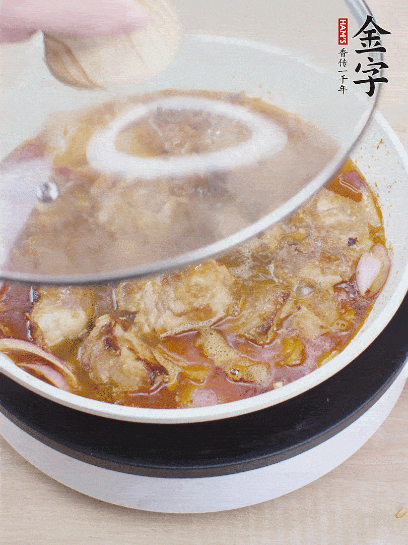 下小排翻炒，加1勺生抽、1點(diǎn)白砂糖和少許水燜2分鐘。