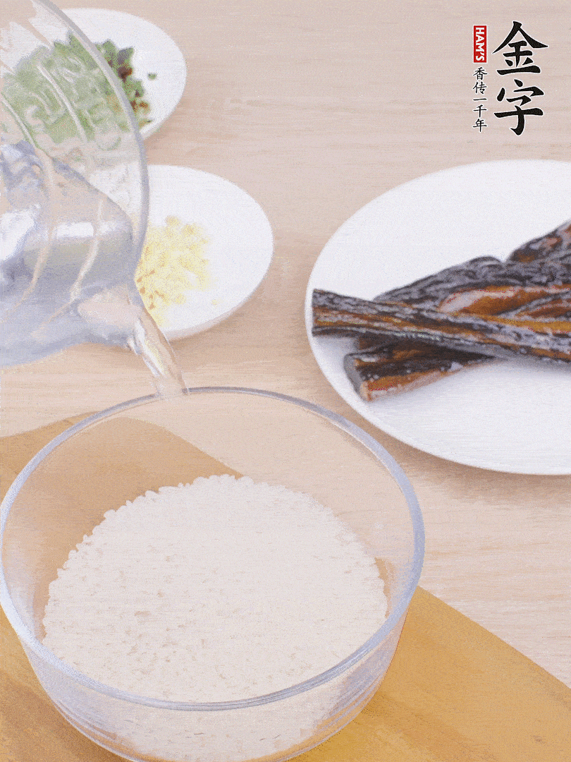 大米提前用清水浸泡1小時(shí)。