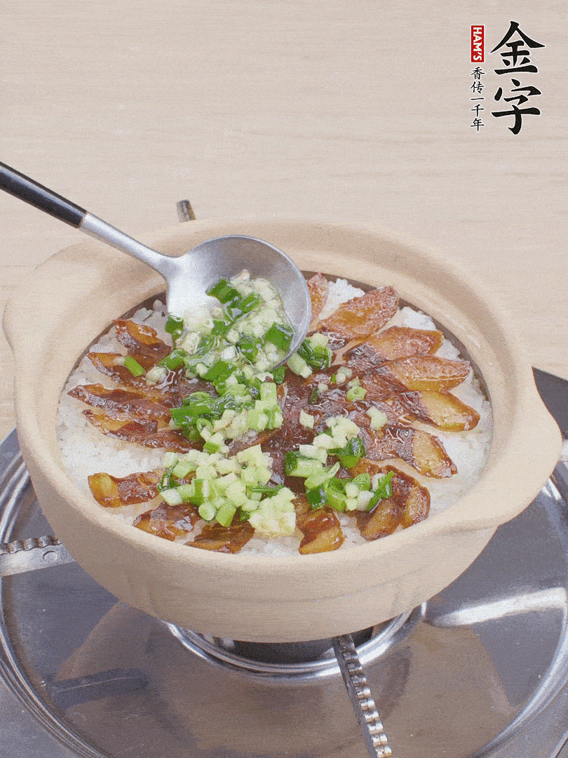 倒蔥姜醬再燜1分鐘。（也可以淋點(diǎn)生抽）