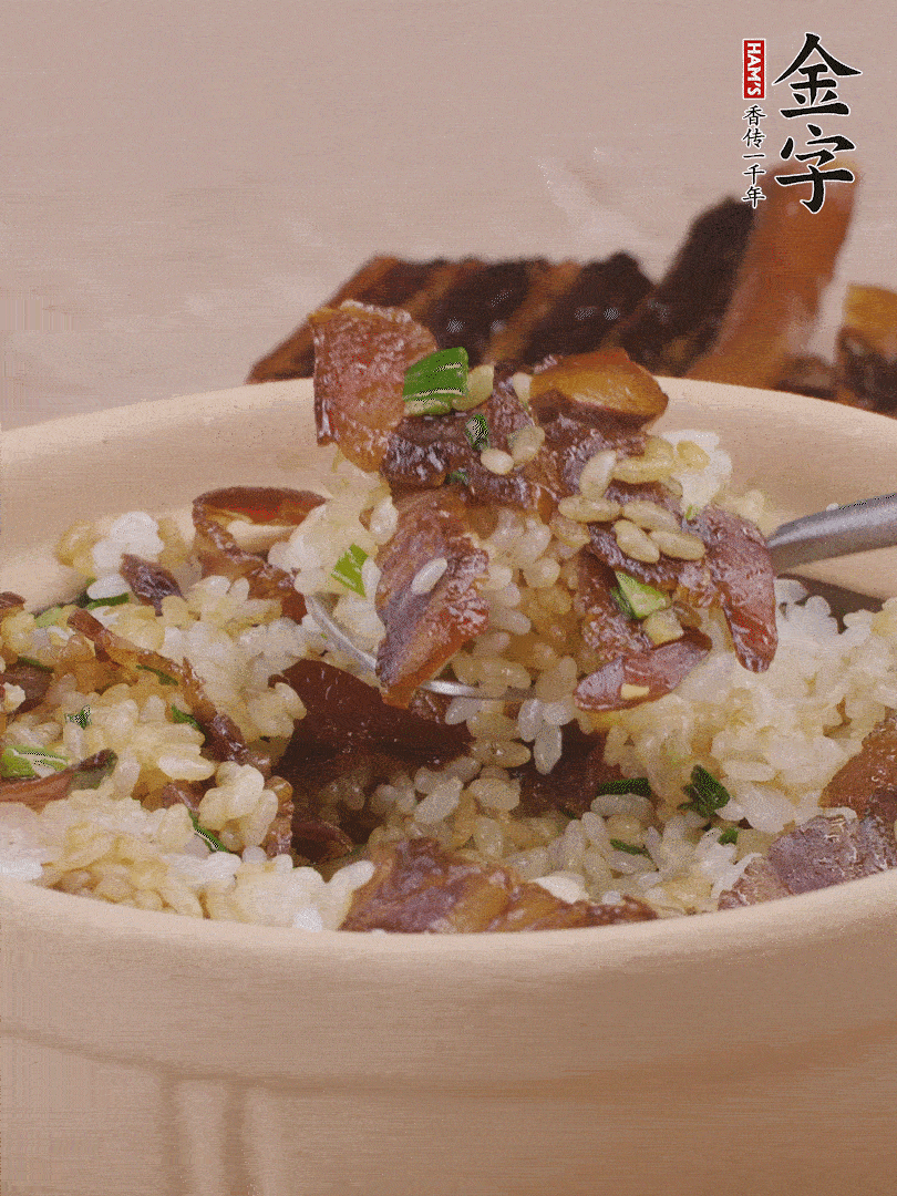 揭蓋后撒點(diǎn)蔥花裝飾，趁熱拌勻。