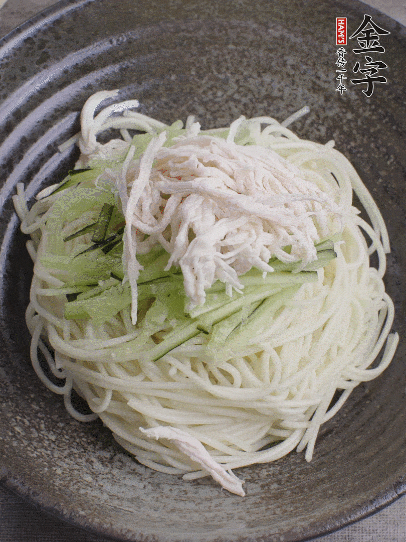 堿水面（熟）倒入大碗中，鋪上黃瓜絲、雞絲。