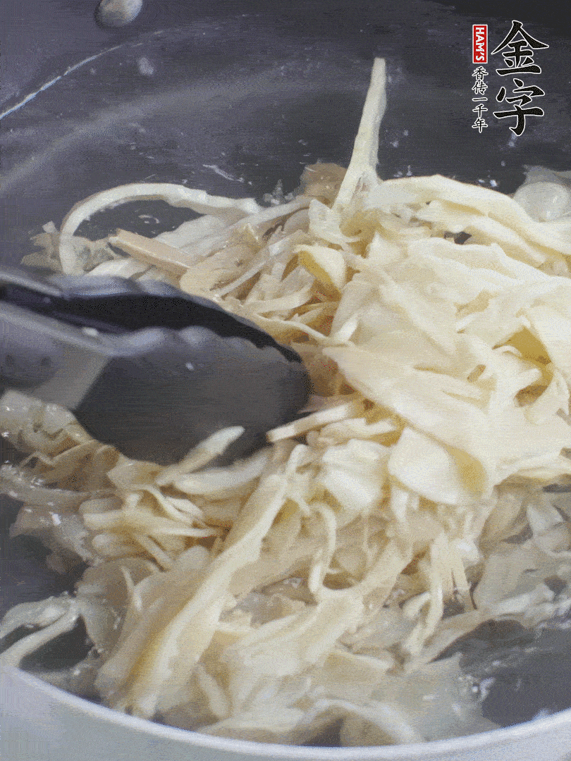 糯米筍焯水1分鐘，過涼水，擠干水份。