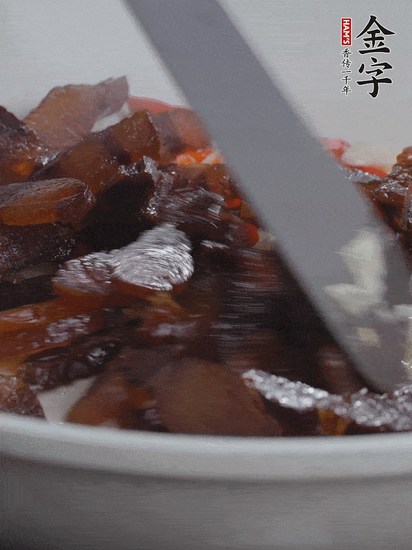 下醬油肉，煸出油脂。