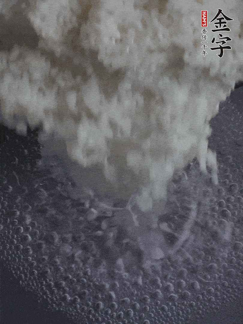 浸泡好的大米，沸水下鍋煮5分鐘，撈出瀝干。