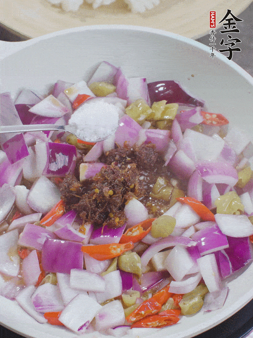 加1大勺金字火腿大師醬、2勺生抽、1勺糖，翻炒。