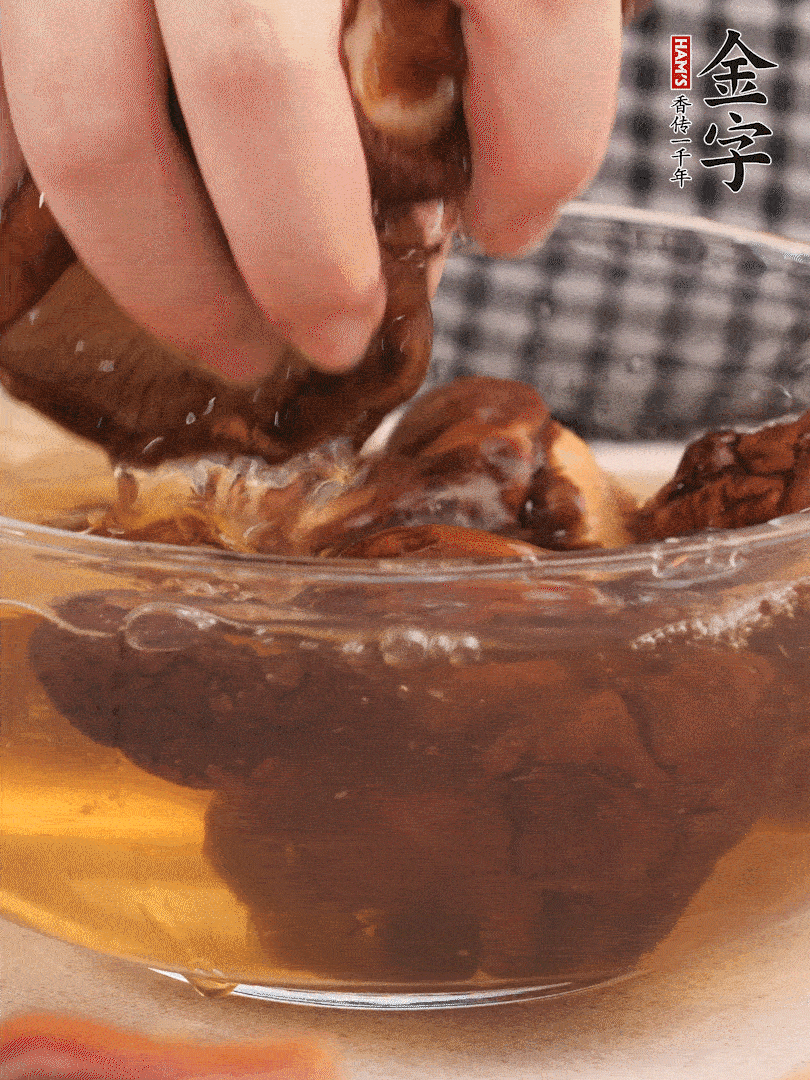 干香菇溫水泡發(fā)，去蒂洗凈切十字。