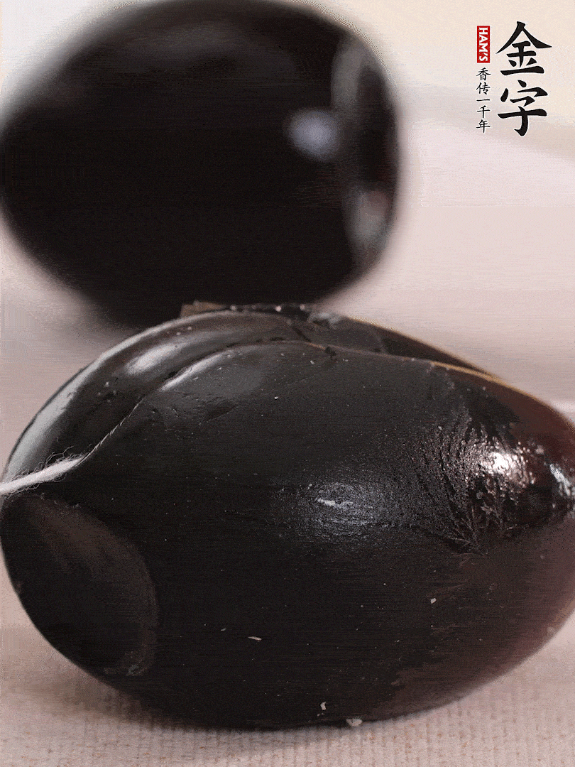 娃娃菜金針菇去跟洗凈，皮蛋改刀。