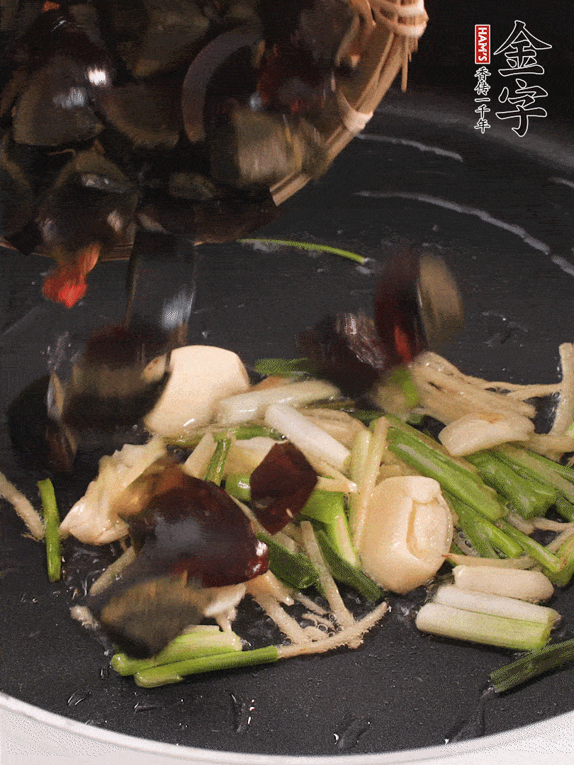 熱油爆香蔥姜，放入皮蛋翻炒至氣泡。