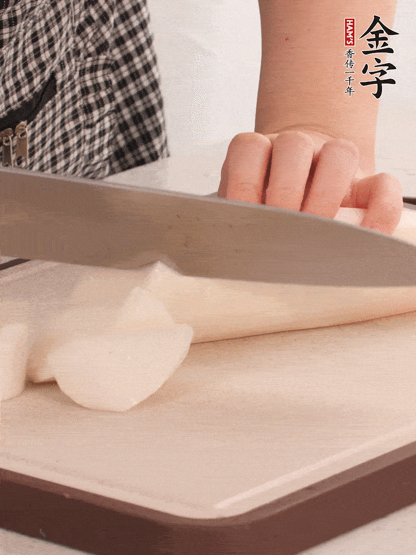 蘿卜切塊，火腿切片。