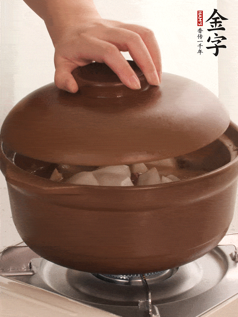 倒沒過食材的熱水，大火燒開。蓋上蓋子轉(zhuǎn)中小火，燉15-20分鐘。等蘿卜煮到喜歡的軟爛度就可以關(guān)火。