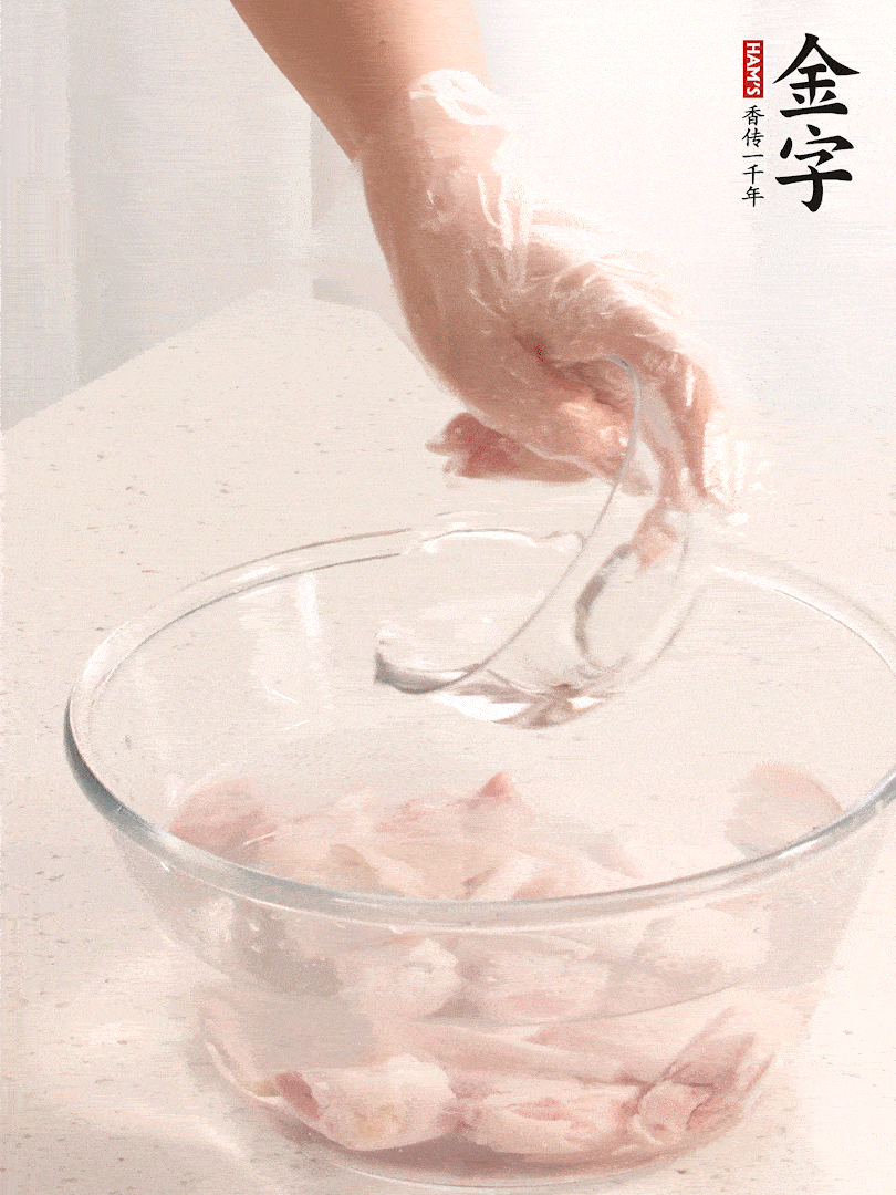 豬蹄除去雜毛、刮去油膩，斬成大塊，冷水浸泡半小時(shí)出血水，冷水下鍋，放入姜片、醋去腥，水燒開大約2分鐘，撈出。（白醋能夠讓豬蹄更白凈）