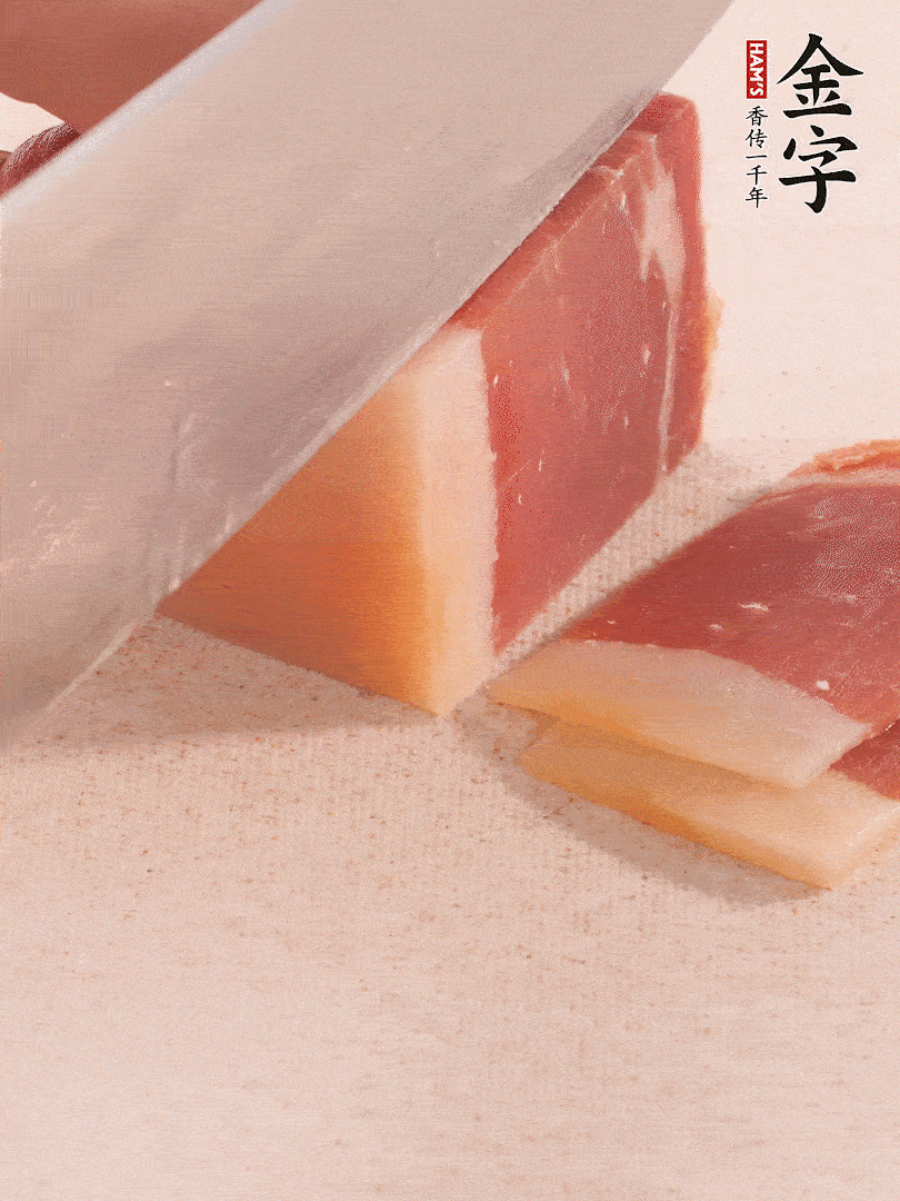 金字火腿切片，溫水浸泡5分鐘。