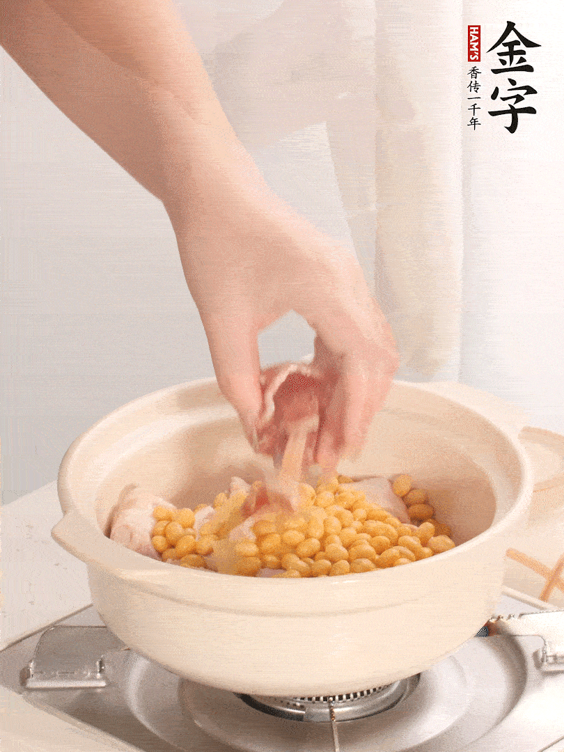 湯鍋放入豬蹄、姜片，加入黃豆、火腿，倒入足量的清水、適量料酒。