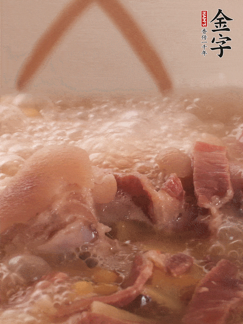 大火將水煮開后，蓋上鍋蓋，轉(zhuǎn)小火慢燉1個(gè)半小時(shí)。