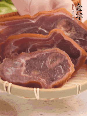 金字火腿蹄片溫水泡10分鐘。