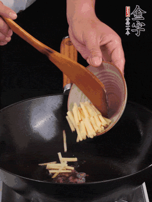 留少許余油，下姜絲、毛豆、火腿翻炒。