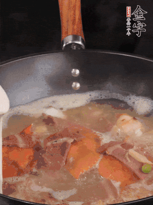 最后用面糊勾芡，燒至收汁，出鍋前撒點(diǎn)蔥段。