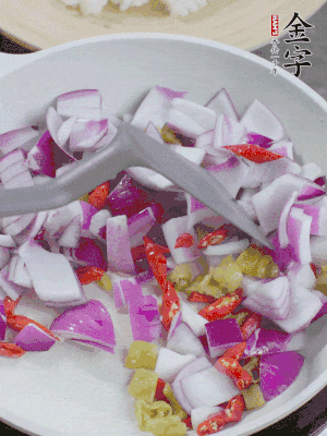 冷鍋熱油，下洋蔥、小米辣、泡椒，炒出香味。