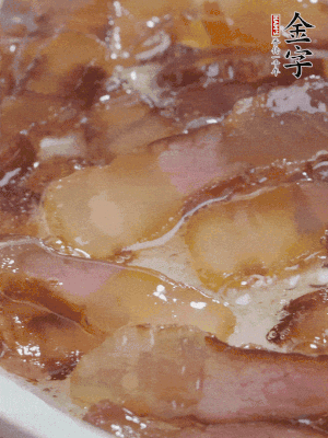 油5成熱，醬油肉煸香。