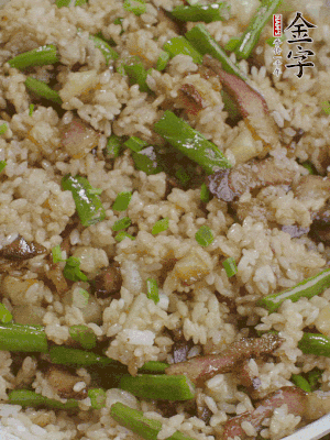 淋一點(diǎn)生抽、蠔油，撒蔥花。