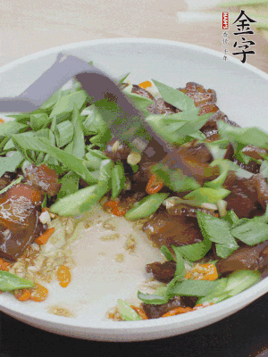 倒蒜葉翻炒均勻。